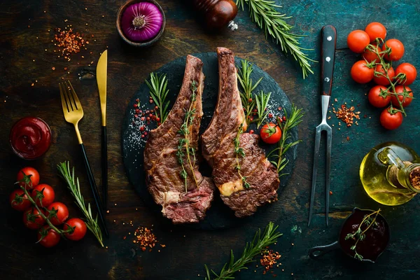 Zwei Kalbssteaks Auf Knochen Mit Gewürzen Thymian Und Rosmarin Grillfleisch — Stockfoto