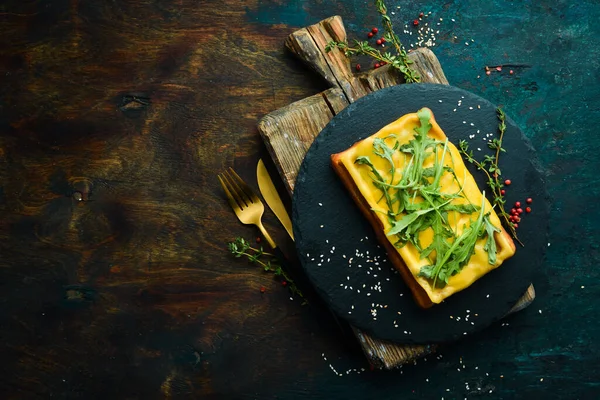 Belgische Wafels Met Kaas Arugula Ontbijt Een Zwarte Stenen Plaat — Stockfoto