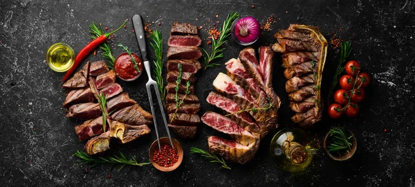 Steakkarte Aufgeschnittene Steaks Auf Schwarzem Steinhintergrund Bone Striploin Rib Eye — Stockfoto
