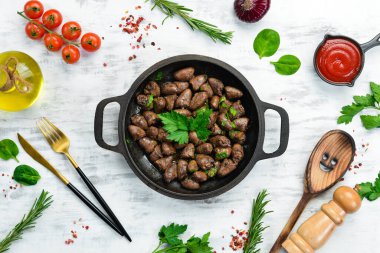 Maydanozlu kızarmış tavuk kalbi ve metal bir tavada baharat. Üst Manzara. Metin için boş alan.