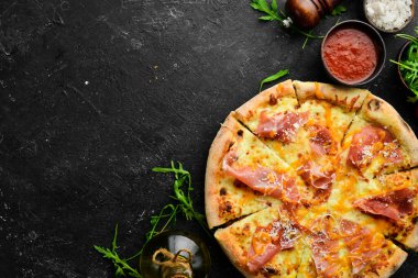 Peynirli ve jambonlu lezzetli pizza. Üst Manzara. Yemek teslimatı.