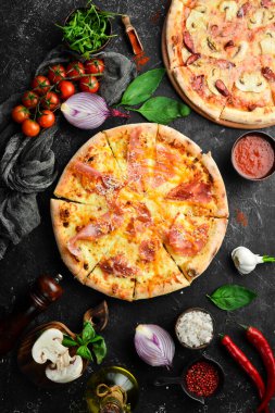 Peynirli ve jambonlu lezzetli pizza. Üst Manzara. Yemek teslimatı.