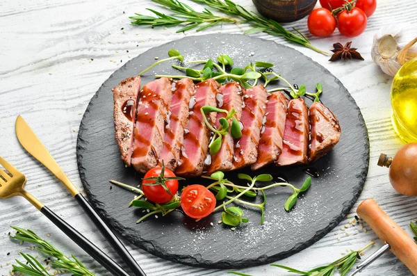 Vařený Šťavnatý Tuňákový Steak Zeleninou Černém Kamenném Talíři Jídlo Restauraci — Stock fotografie