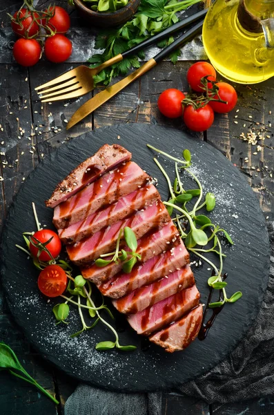 Cooked Juicy Tuna Steak Vegetables Black Stone Plate Restaurant Food — Stock Photo, Image