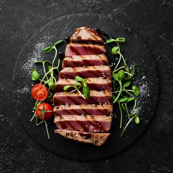 Sült Szaftos Tonhal Steak Zöldségekkel Egy Fekete Tányéron Éttermi Kaja — Stock Fotó