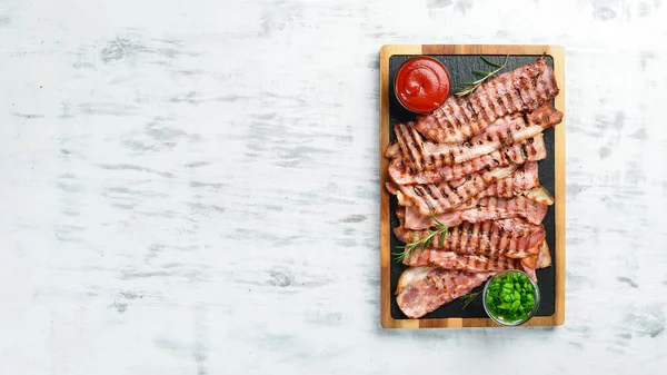 Pezzi Pancetta Fritti Una Tavola Pietra Nera Vista Dall Alto — Foto Stock