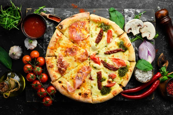 Läcker Italiensk Pizza Med Mozzarellaost Och Tomater Högst Upp Livsmedelsförsörjning — Stockfoto