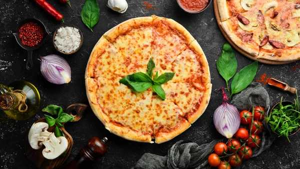 Traditionell Pizza Med Ost Och Tomatsås Svart Sten Bakgrund Fritt — Stockfoto