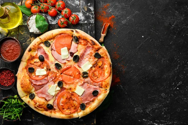 Pizza Tradicional Con Tocino Tomate Queso Sobre Fondo Piedra Negra — Foto de Stock