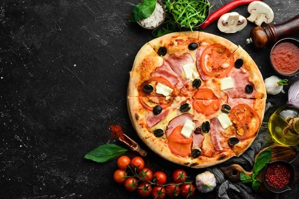 Traditionelle Pizza Mit Speck Tomaten Und Käse Auf Schwarzem Steingrund — Stockfoto