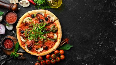 Güneşte kurutulmuş domatesli, mantarlı ve zeytinli ev yapımı pizza. İtalyan mutfağı. Yemek teslimatı.