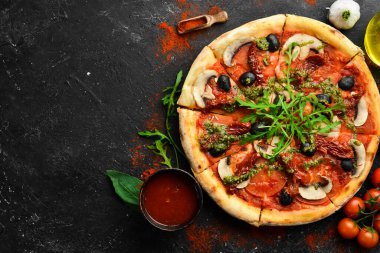 Güneşte kurutulmuş domatesli, mantarlı ve zeytinli ev yapımı pizza. İtalyan mutfağı. Yemek teslimatı.