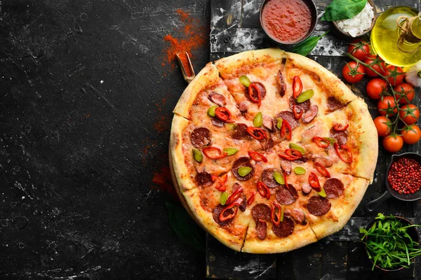 Kryddig Pizza Med Korv Och Chilipeppar Svart Sten Bakgrund Fritt — Stockfoto