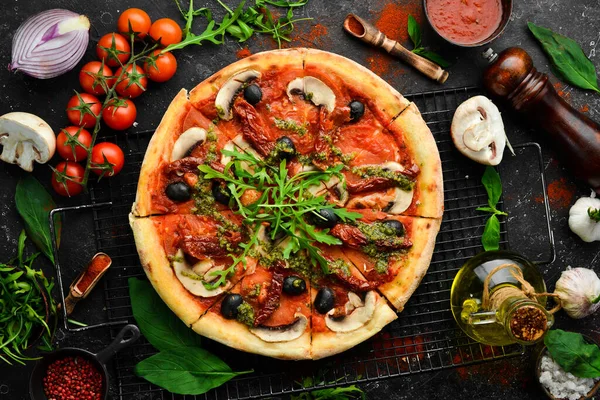 Hemlagad Pizza Med Soltorkade Tomater Svamp Och Oliver Italienskt Kök — Stockfoto