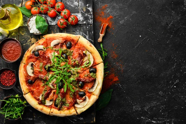 Hemlagad Pizza Med Soltorkade Tomater Svamp Och Oliver Italienskt Kök — Stockfoto