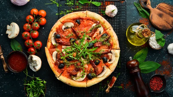 Pizza Casera Con Tomates Secados Sol Champiñones Aceitunas Cocina Italiana — Foto de Stock