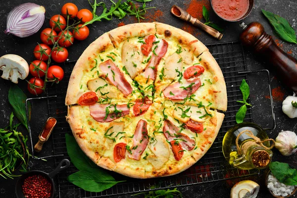 Pizza Med Kyckling Bacon Och Körsbärstomater Italienskt Kök Svart Bakgrund — Stockfoto