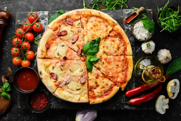 Pizza Bakgrund Uppsättning Läckra Hemlagade Pizzor Svart Bakgrund — Stockfoto