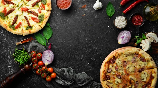Pizza Bakgrund Uppsättning Läckra Hemlagade Pizzor Svart Bakgrund — Stockfoto