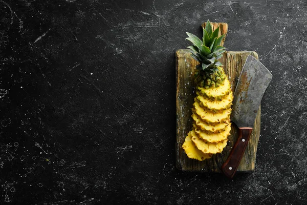 Piña Bebé Madura Rodajas Sobre Fondo Piedra Negra Frutas Tropicales — Foto de Stock