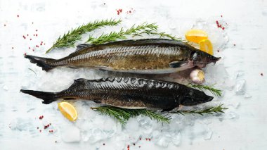 Limonlu mersin balığı, biberiye ve buzlu baharat. Üst Manzara. Düz yatıyordu.