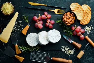 Camembert peyniri. Yaban mersinli ve abur cuburlu peynir. Kırsal tarzda. Boş kopyalama alanı.