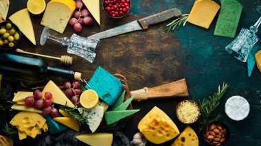 Şarap, bardaklar ve atıştırmalıklı peynir. Karanlık bir arka planda. Boş kopyalama alanı.