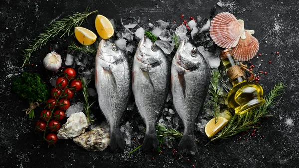 Pescado Dorado Crudo Sobre Hielo Sobre Fondo Oscuro Vista Superior — Foto de Stock