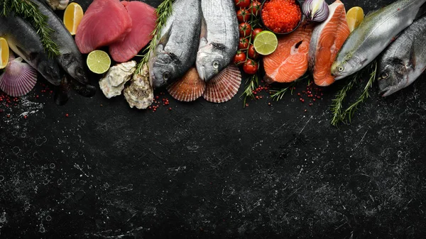Meeresfrüchte Auf Schwarzem Steingrund Lachs Thunfisch Kaviar Austern Dorado Fische — Stockfoto