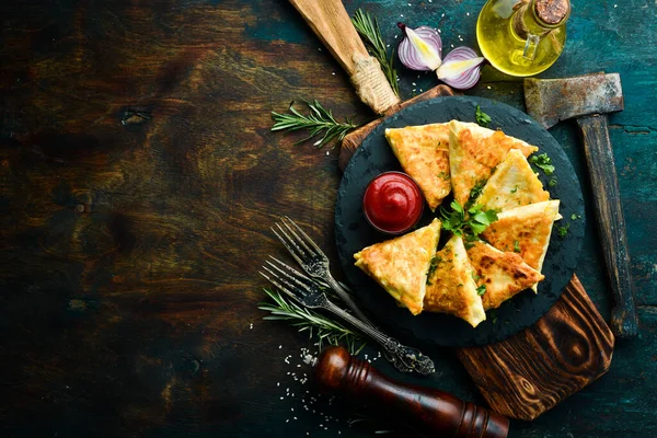 Cibo Asiatico Samsa Con Pollo Formaggio Piatto Pietra Nera Con — Foto Stock