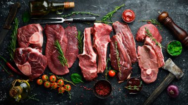 - Et. Taze çiğ biftek ve et. Üst Manzara. Siyah taş kesme masasının üstünde düz bir görünüm vardı..