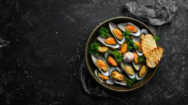 Sarımsaklı, maydanozlu ve limonlu büyük yeşil midye pişirdim. Deniz ürünleri. Metin için boş alan.