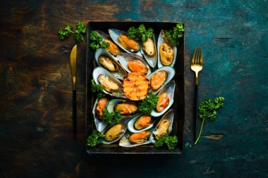 Sarımsaklı, maydanozlu ve limonlu büyük yeşil midye pişirdim. Deniz ürünleri. Metin için boş alan.