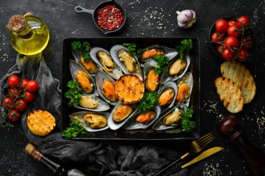 Sarımsaklı, maydanozlu ve limonlu büyük yeşil midye pişirdim. Deniz ürünleri. Metin için boş alan.