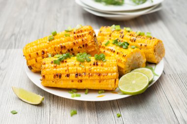 pişmiş mısır koçanı