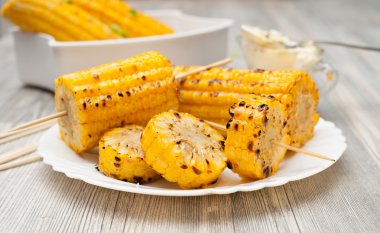 pişmiş mısır koçanı