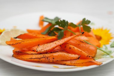 bir plaka üzerinde pişmiş havuç