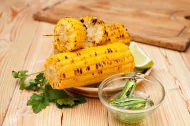 pişmiş mısır koçanı