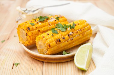 pişmiş mısır koçanı