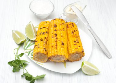 pişmiş mısır koçanı