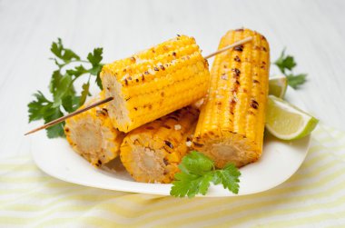 pişmiş mısır koçanı