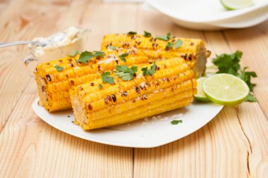 pişmiş mısır koçanı