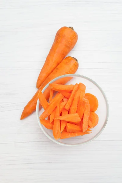 Нарезанная морковь в миске — стоковое фото