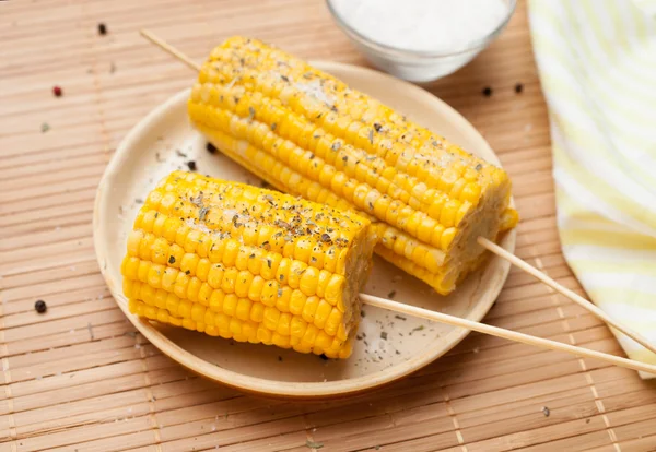 Gotowana kukurydza na talerzu — Zdjęcie stockowe