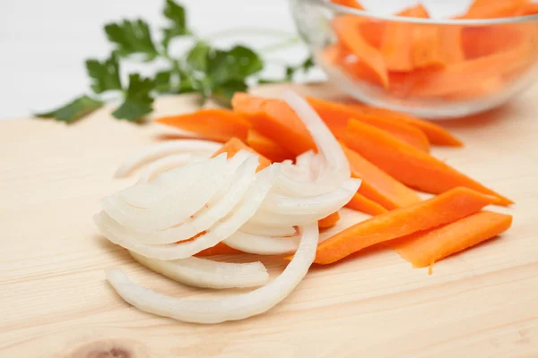 Нарезанная морковь, нарезанный лук — стоковое фото