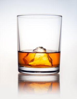 bir kadeh içki ve beyaz zemin üzerine bir parça