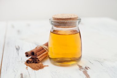 Tarçın, bal ve tarçın beyaz arka plan üzerinde