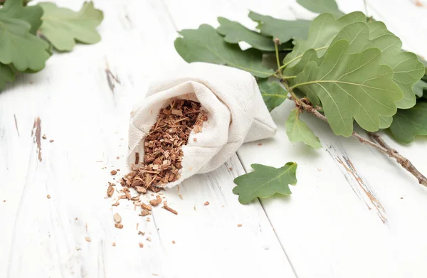 Corteccia di quercia tritata con i rami di quercia — Foto Stock