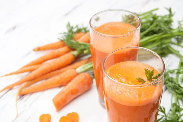 Φρέσκος χυμός καρότου από νεαρά καρότα — Φωτογραφία Αρχείου