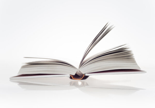 Открытая книга на белом фоне